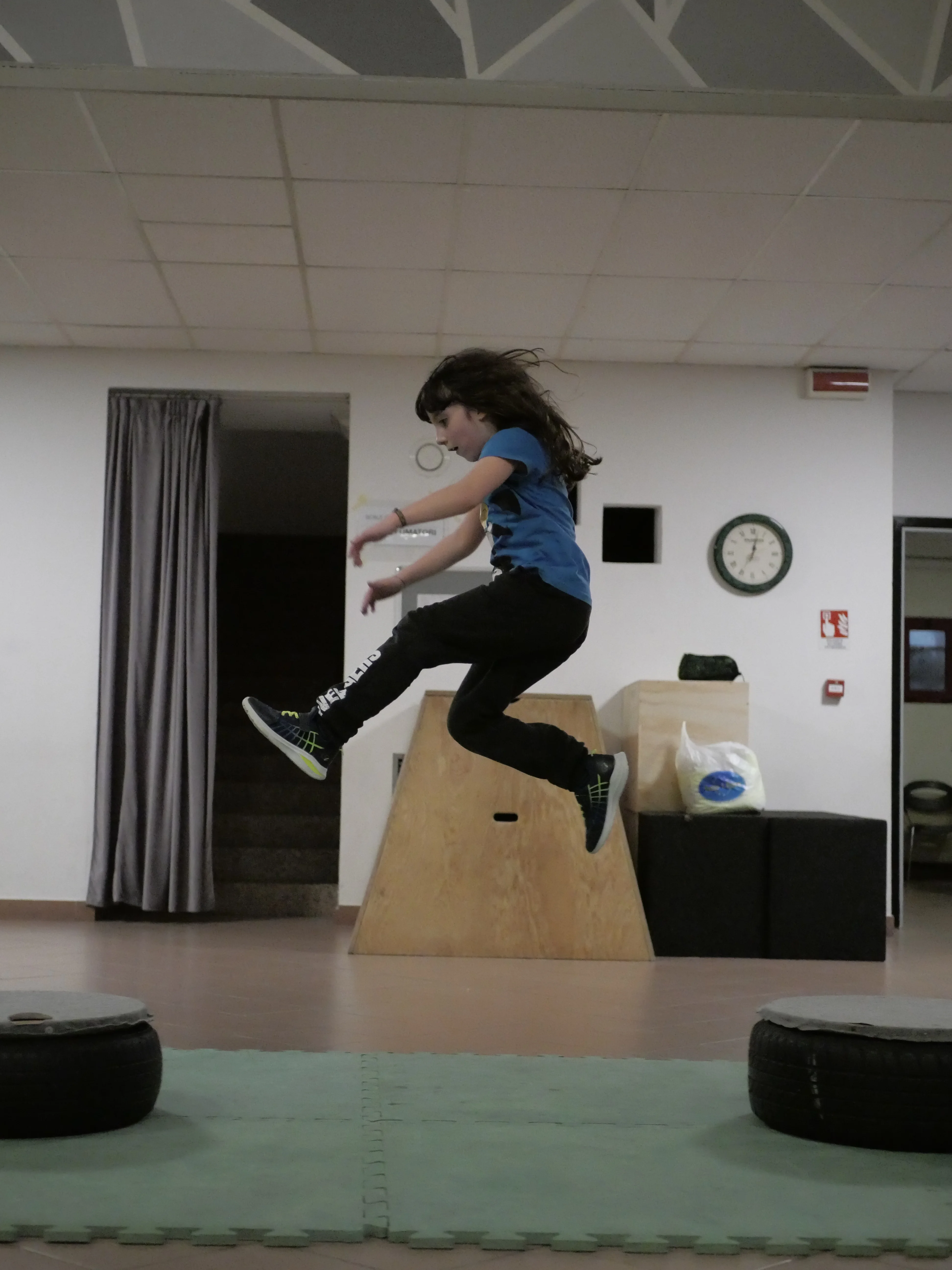 allenamento in palestra bambina corso elementari